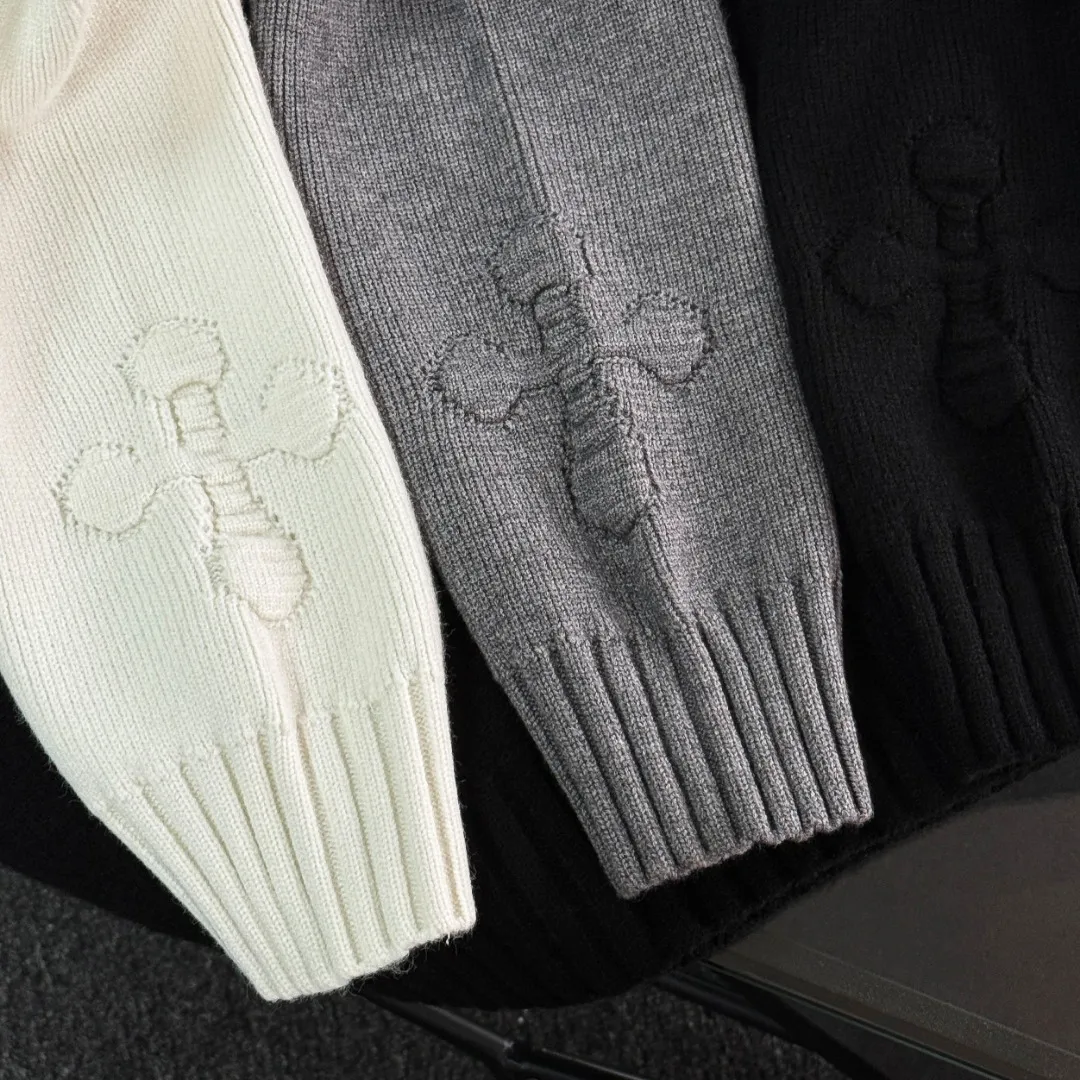 P290 Chrome Hearts 26 high-version wool knitted round-neck sweaters. High-end custom-made 500g sweater fabric. No deformation, no shrinkage, complete with three labels, same style for men and women. Process: The wool is knitted by a 7-needle imported machine. Color: 3 colors. SIZE: XS-L